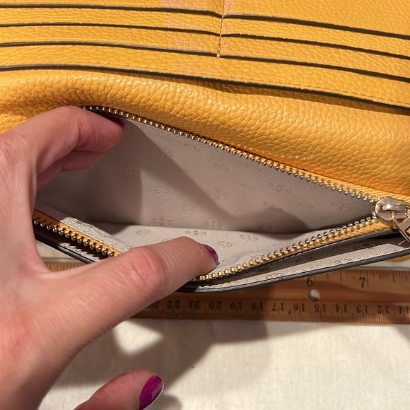Tory Burch wallet wristlet - Picture 5 of 9